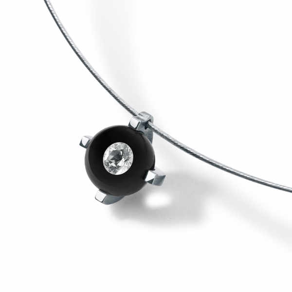 collier mit einem diamant in glas in krappenfassung